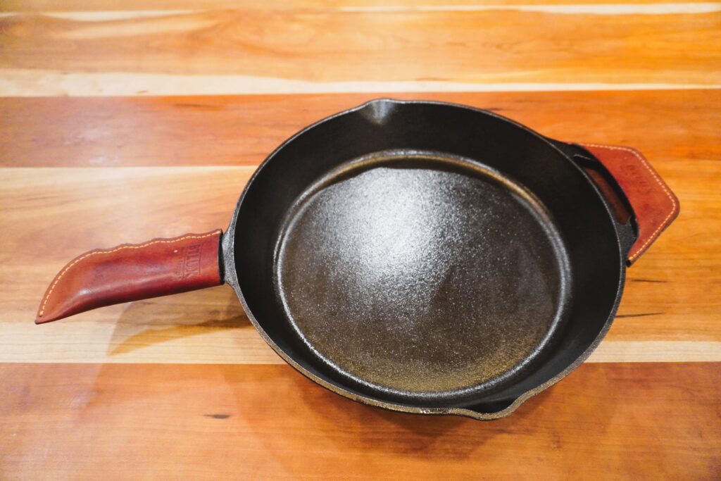 cast iron skillet with leather pot holder accessories